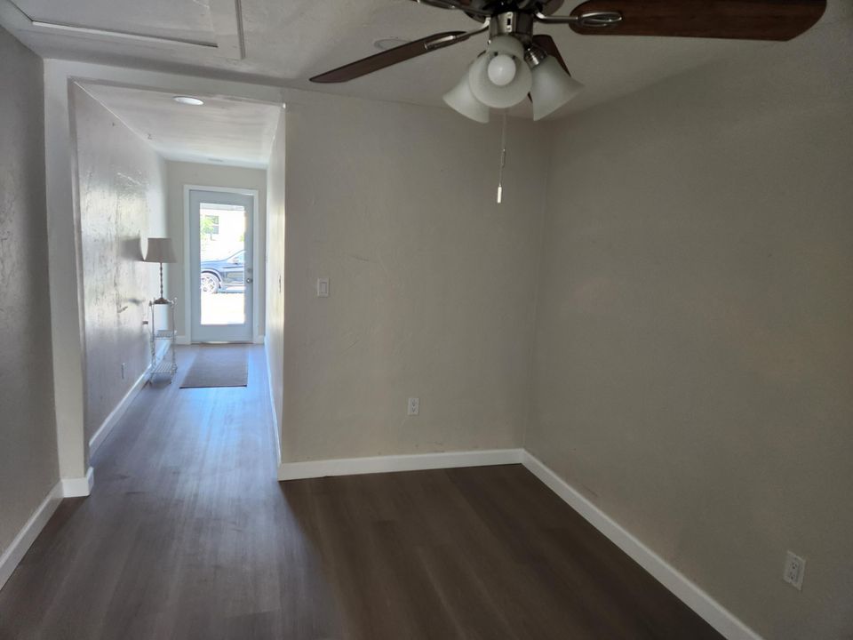 出租: $1,375 (1 贝兹, 2 浴室, 365 平方英尺)