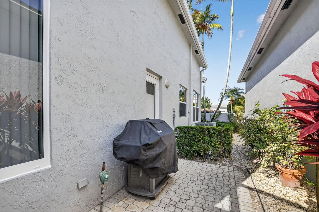 For Sale: $835,500 (3 beds, 2 baths, 2209 Square Feet)