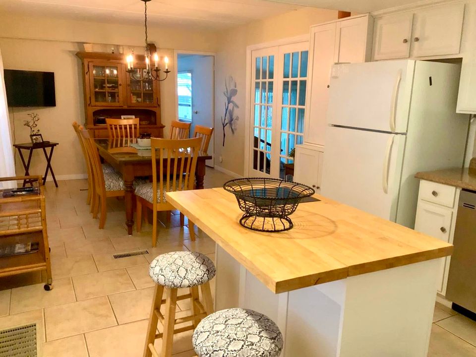 For Sale: $125,000 (2 beds, 1 baths, 672 Square Feet)