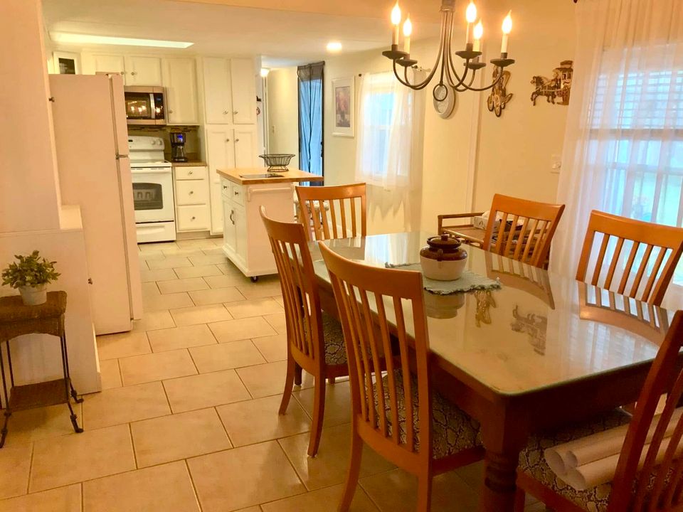 For Sale: $125,000 (2 beds, 1 baths, 672 Square Feet)