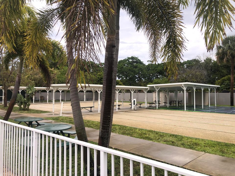 For Sale: $125,000 (2 beds, 1 baths, 672 Square Feet)