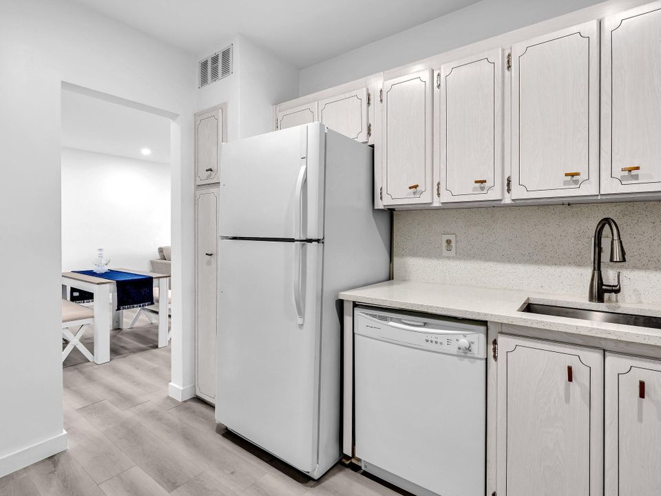 待售: $149,900 (2 贝兹, 2 浴室, 930 平方英尺)