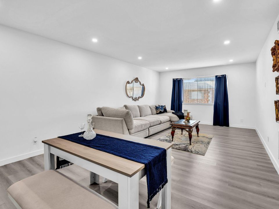 待售: $149,900 (2 贝兹, 2 浴室, 930 平方英尺)