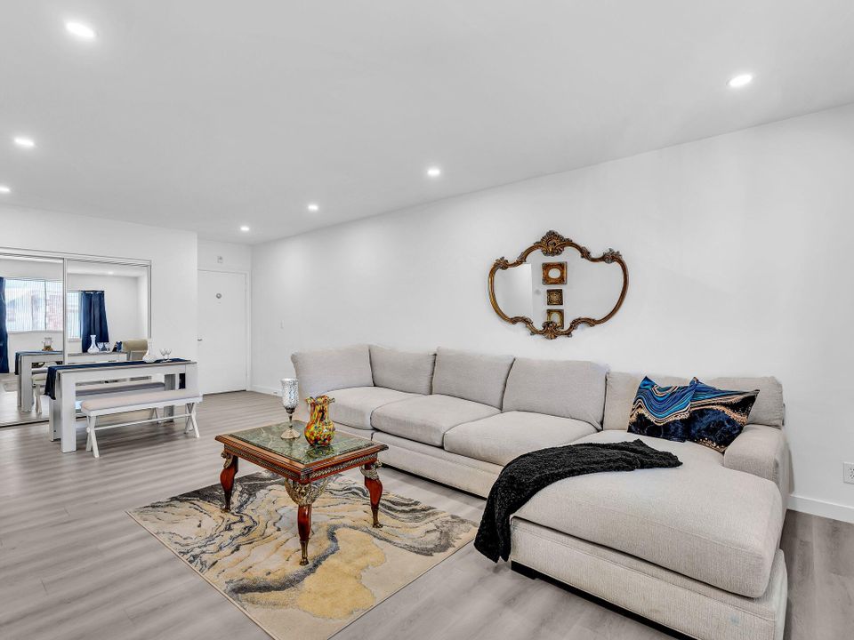 待售: $149,900 (2 贝兹, 2 浴室, 930 平方英尺)