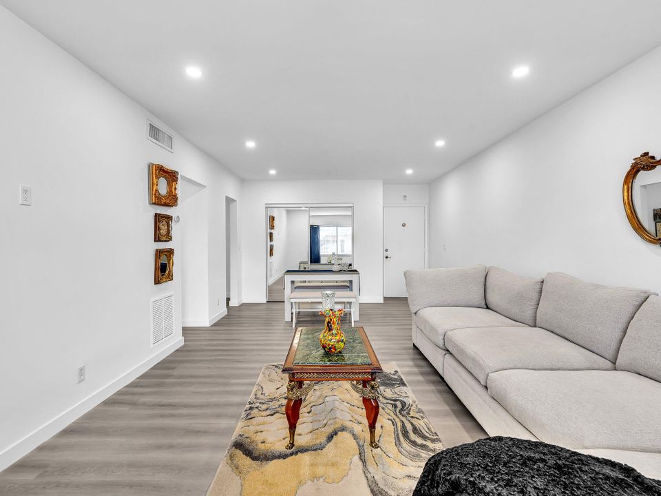 待售: $149,900 (2 贝兹, 2 浴室, 930 平方英尺)