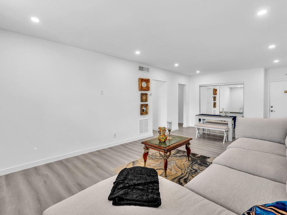 待售: $149,900 (2 贝兹, 2 浴室, 930 平方英尺)