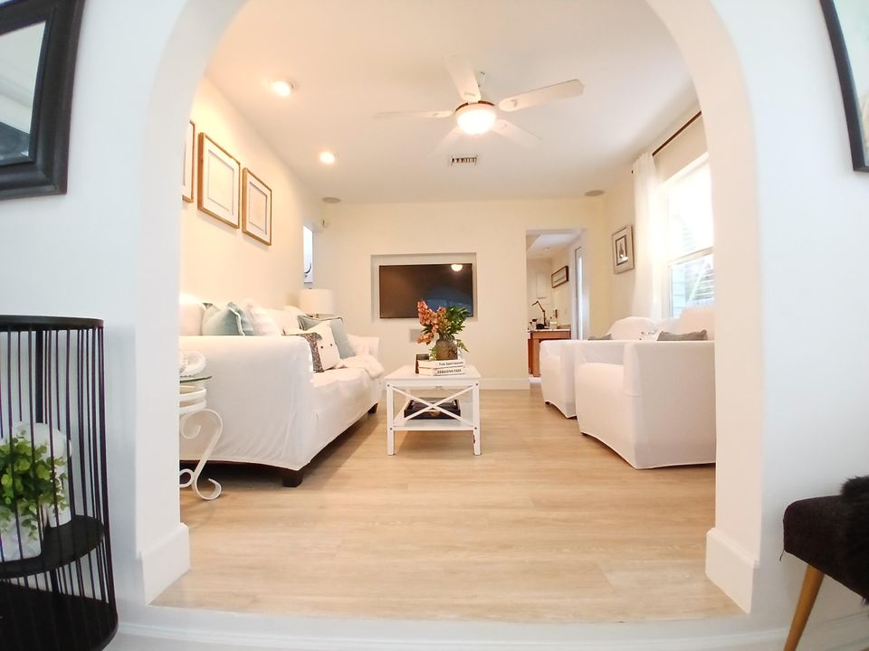 En Venta: $1,350,000 (4 camas, 3 baños, 2286 Pies cuadrados)