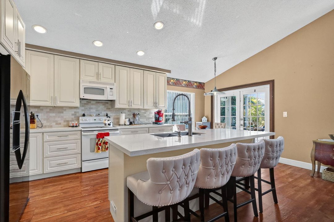 待售: $780,000 (4 贝兹, 2 浴室, 2339 平方英尺)