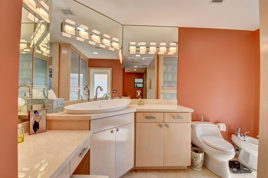 For Sale: $1,250,000 (4 beds, 5 baths, 4717 Square Feet)