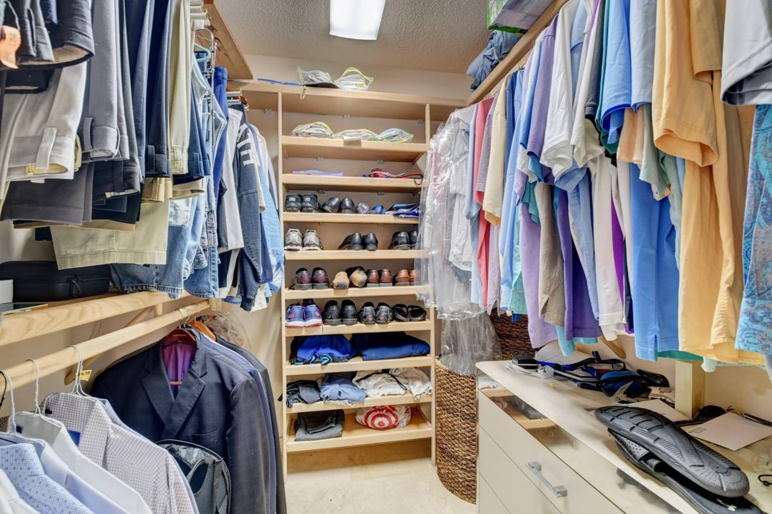 For Sale: $1,250,000 (4 beds, 5 baths, 4717 Square Feet)