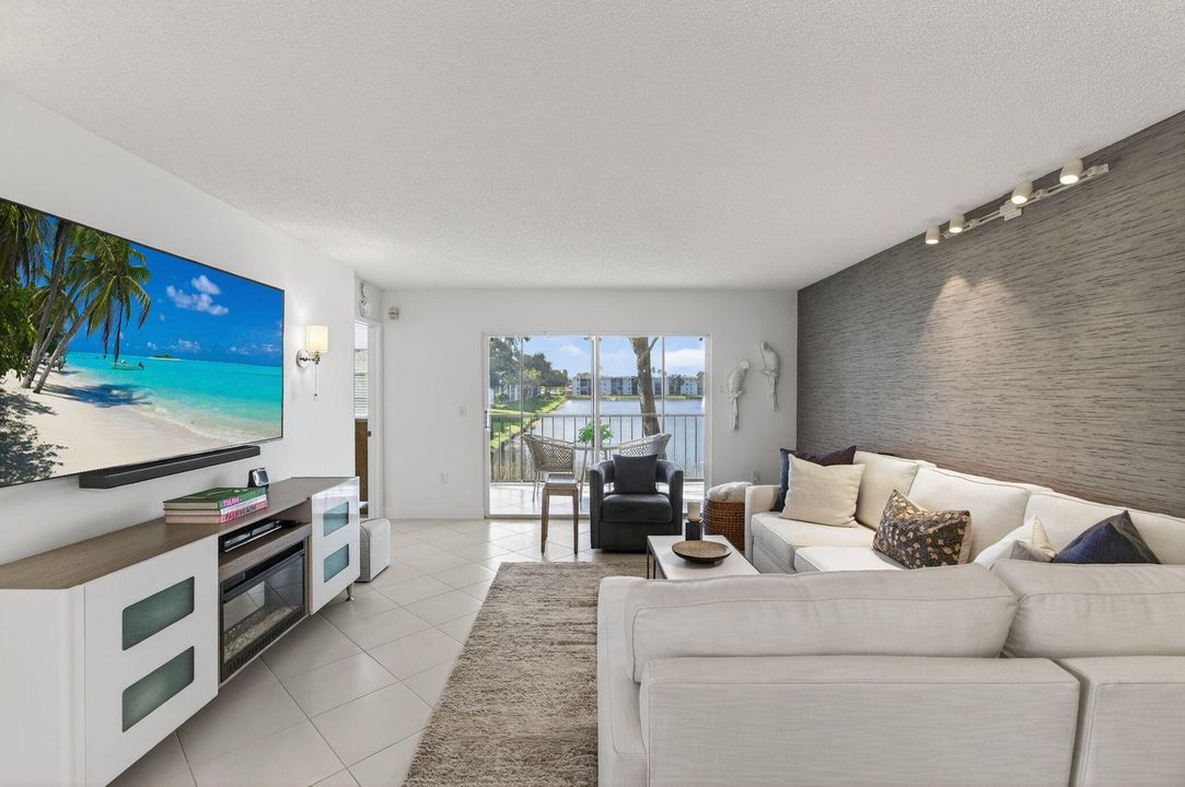 合同活跃: $400,000 (2 贝兹, 2 浴室, 1460 平方英尺)