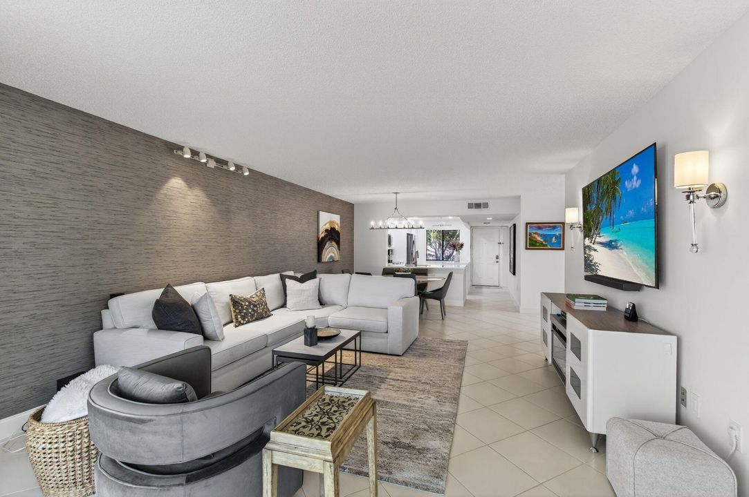 合同活跃: $400,000 (2 贝兹, 2 浴室, 1460 平方英尺)