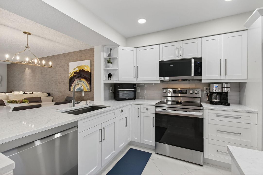 合同活跃: $400,000 (2 贝兹, 2 浴室, 1460 平方英尺)