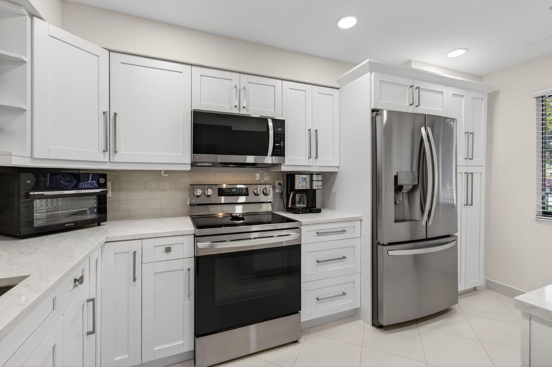 合同活跃: $400,000 (2 贝兹, 2 浴室, 1460 平方英尺)