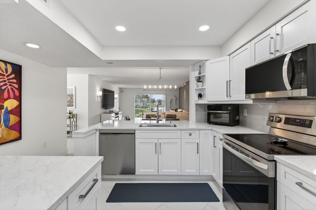 合同活跃: $400,000 (2 贝兹, 2 浴室, 1460 平方英尺)