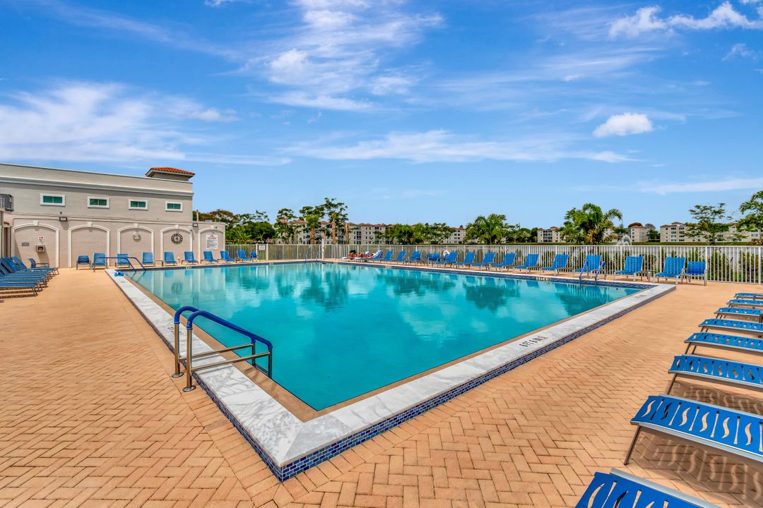 合同活跃: $400,000 (2 贝兹, 2 浴室, 1460 平方英尺)