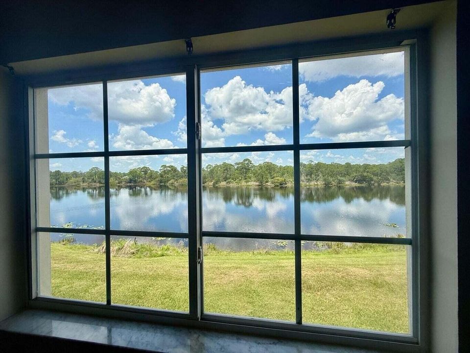 For Sale: $240,000 (2 beds, 2 baths, 1067 Square Feet)