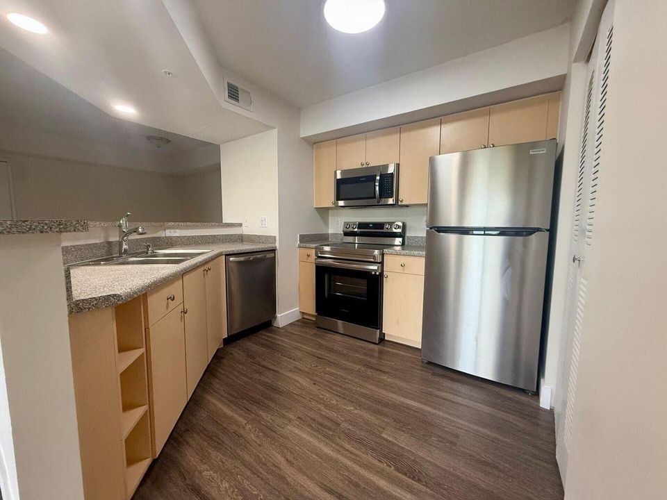 For Sale: $240,000 (2 beds, 2 baths, 1067 Square Feet)