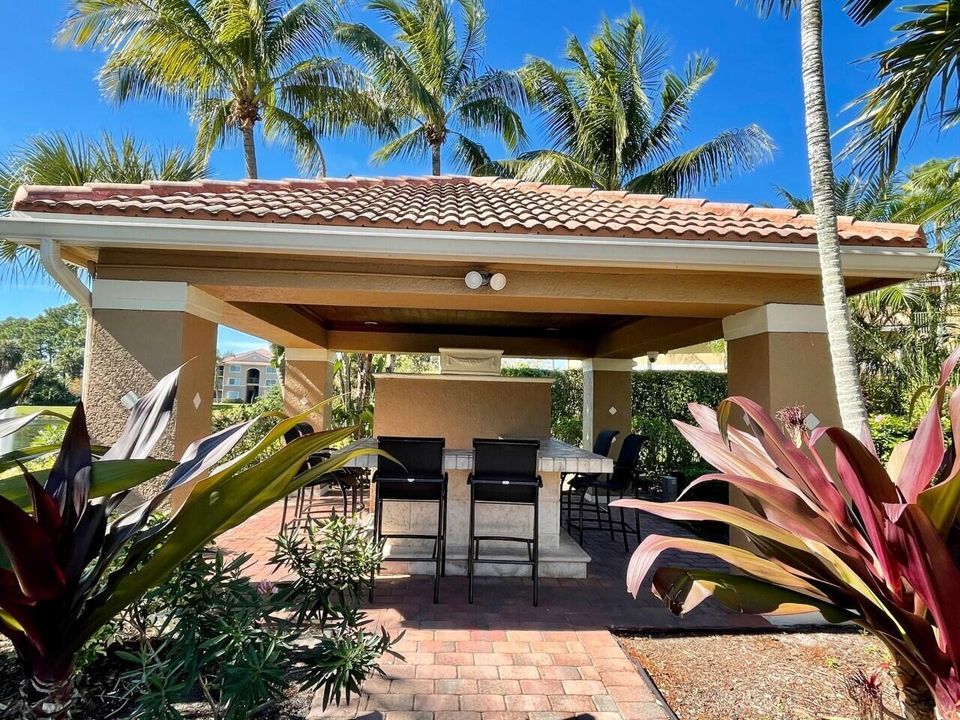 For Sale: $240,000 (2 beds, 2 baths, 1067 Square Feet)