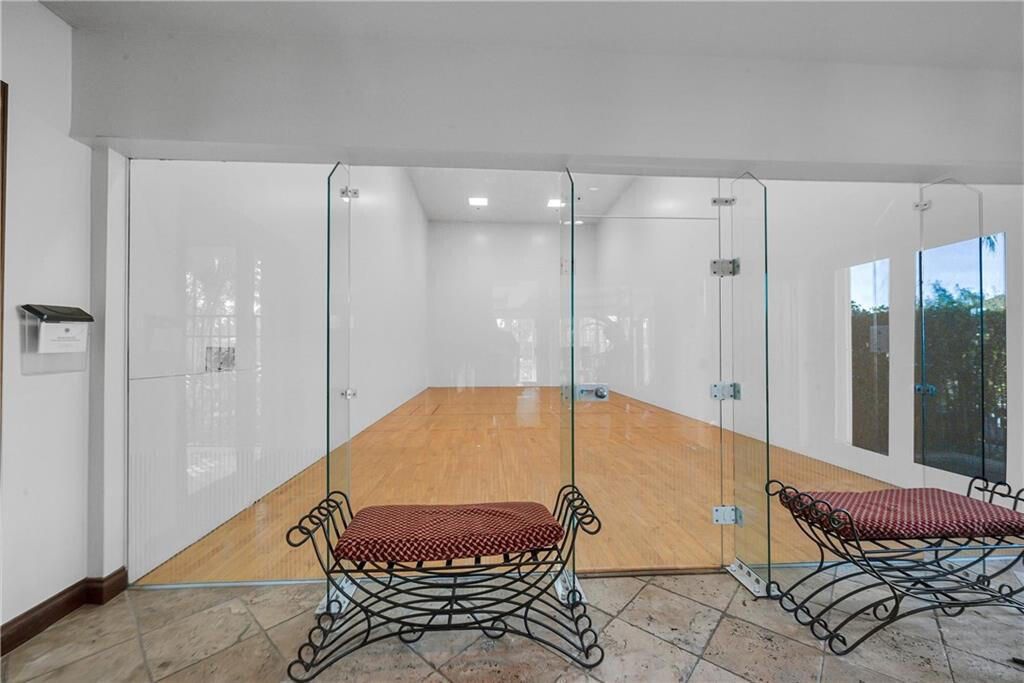 For Sale: $240,000 (2 beds, 2 baths, 1067 Square Feet)