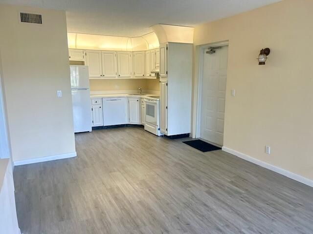 合同活跃: $1,350 (0 贝兹, 1 浴室, 602 平方英尺)