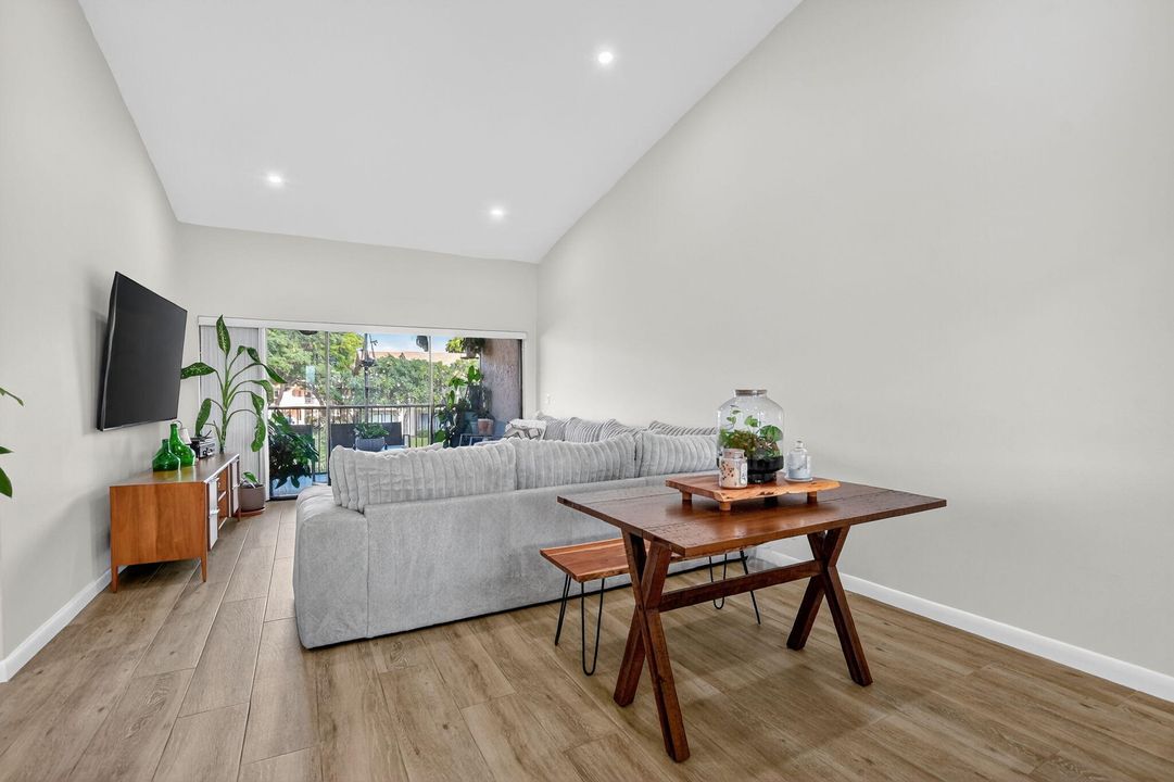 En Venta: $266,800 (2 camas, 2 baños, 1100 Pies cuadrados)