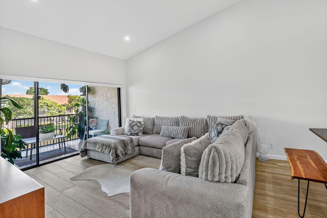 En Venta: $266,800 (2 camas, 2 baños, 1100 Pies cuadrados)