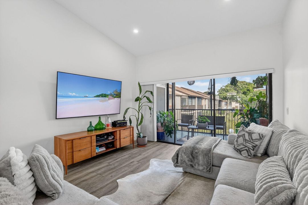 En Venta: $266,800 (2 camas, 2 baños, 1100 Pies cuadrados)