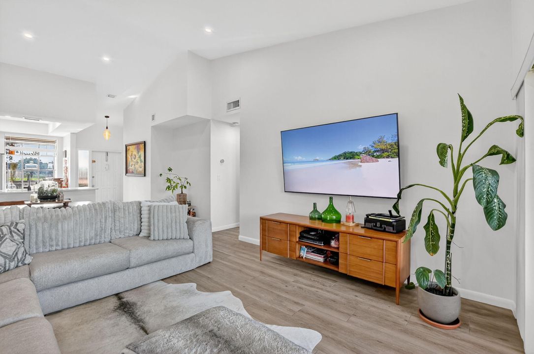 En Venta: $266,800 (2 camas, 2 baños, 1100 Pies cuadrados)