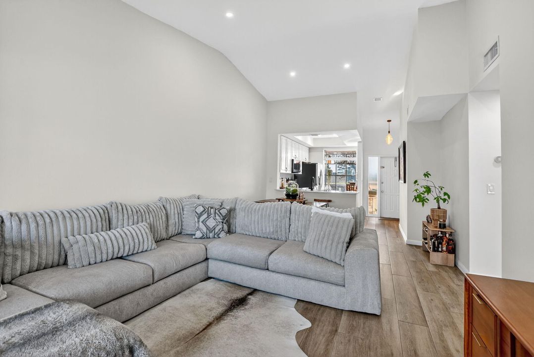 En Venta: $266,800 (2 camas, 2 baños, 1100 Pies cuadrados)