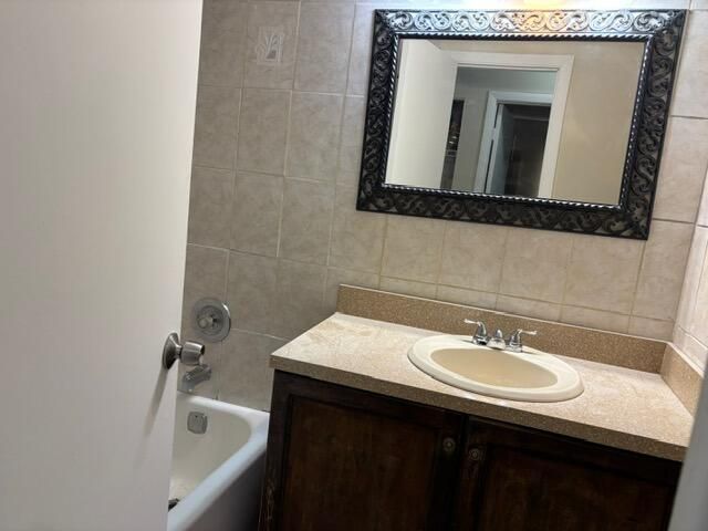 合同活跃: $2,875 (4 贝兹, 2 浴室, 1547 平方英尺)