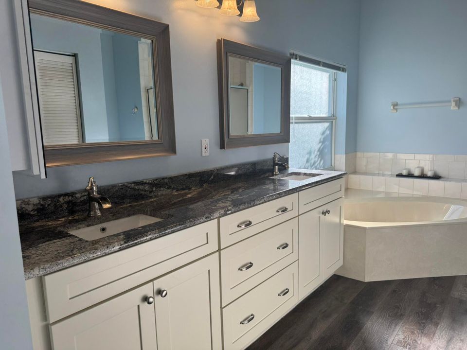 For Sale: $559,900 (3 beds, 2 baths, 1922 Square Feet)