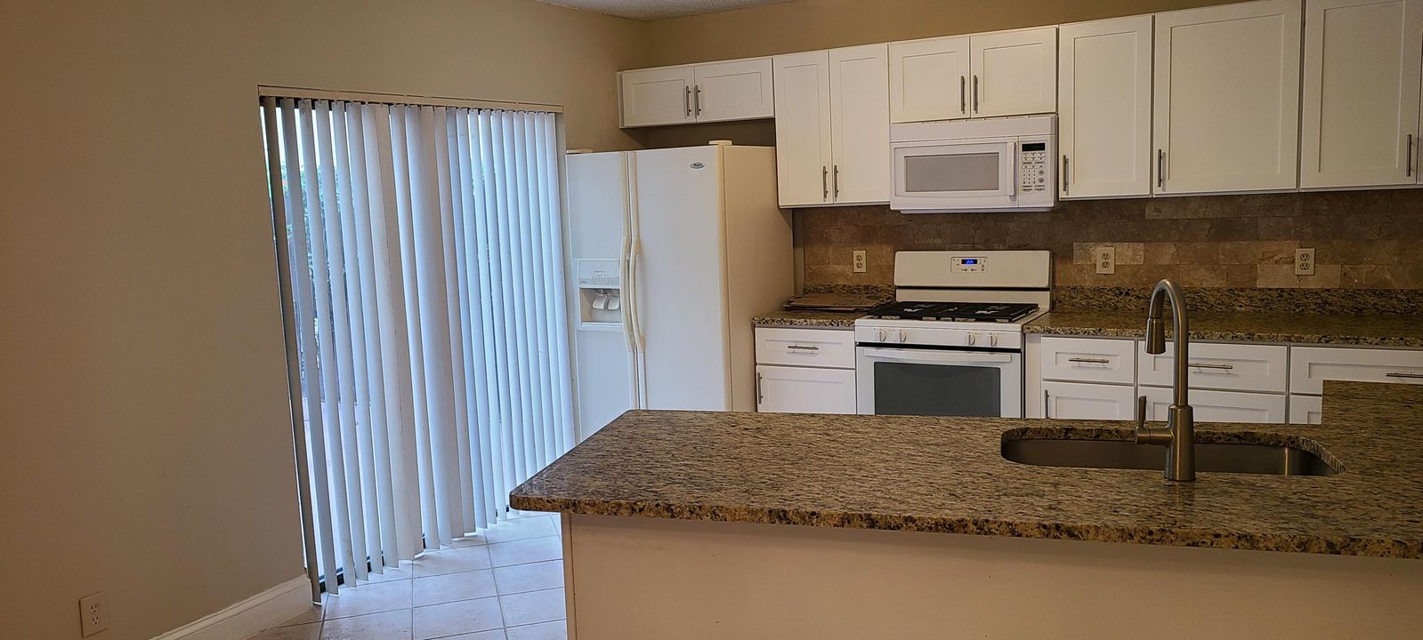 Activo con contrato: $2,350 (3 camas, 2 baños, 1600 Pies cuadrados)