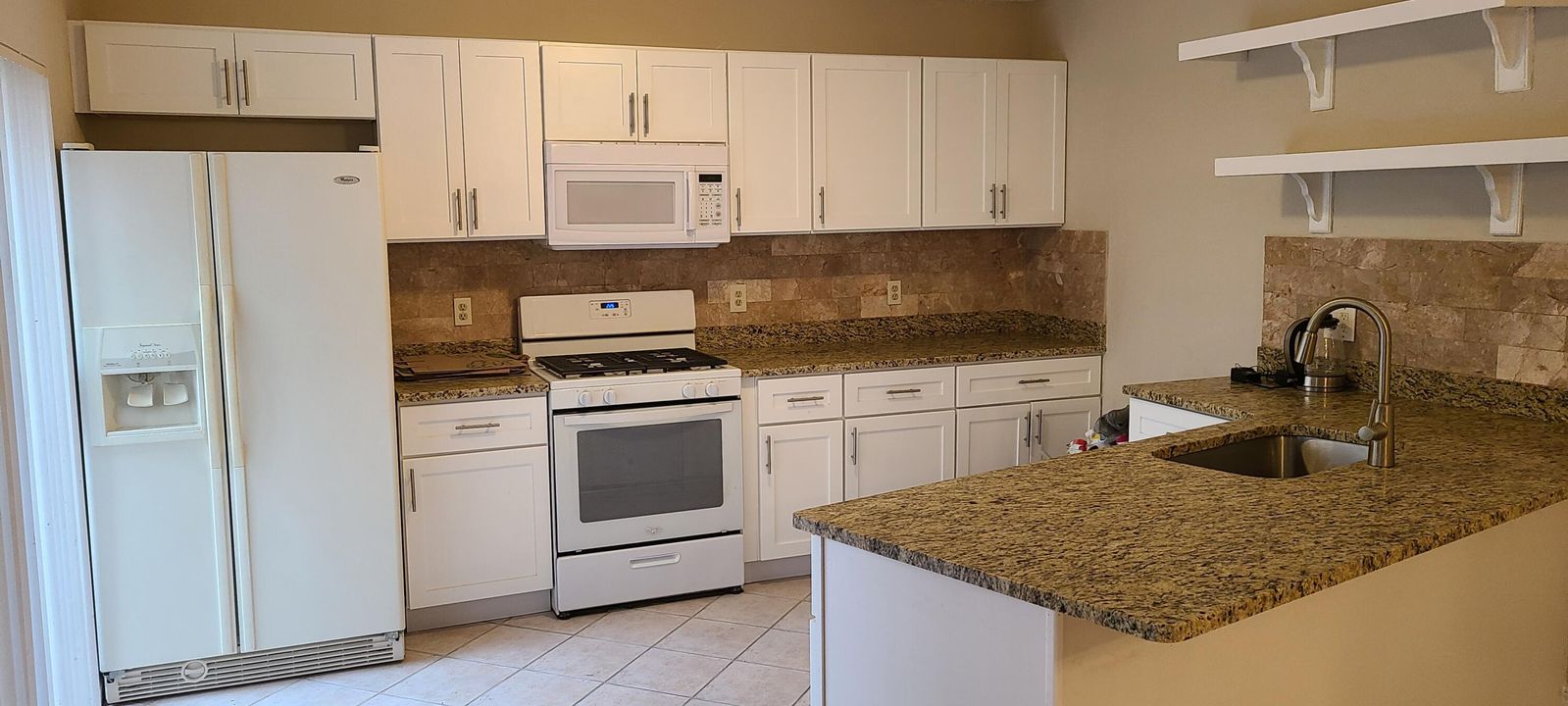 Activo con contrato: $2,350 (3 camas, 2 baños, 1600 Pies cuadrados)