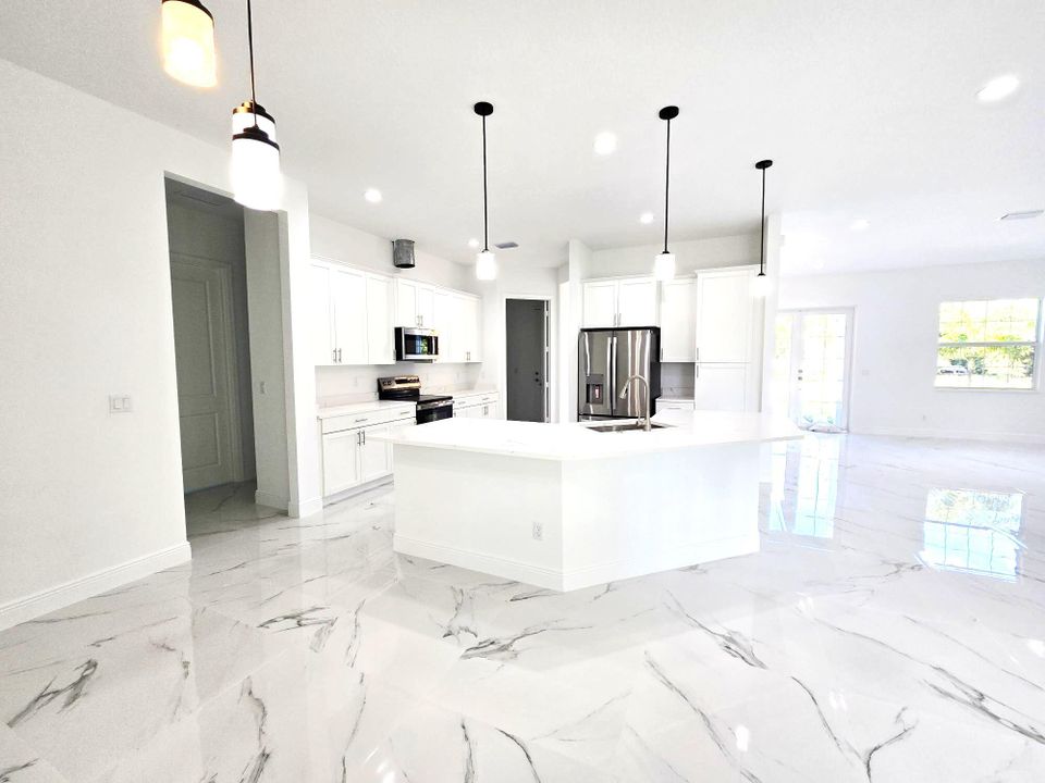 合同活跃: $879,900 (5 贝兹, 3 浴室, 2714 平方英尺)