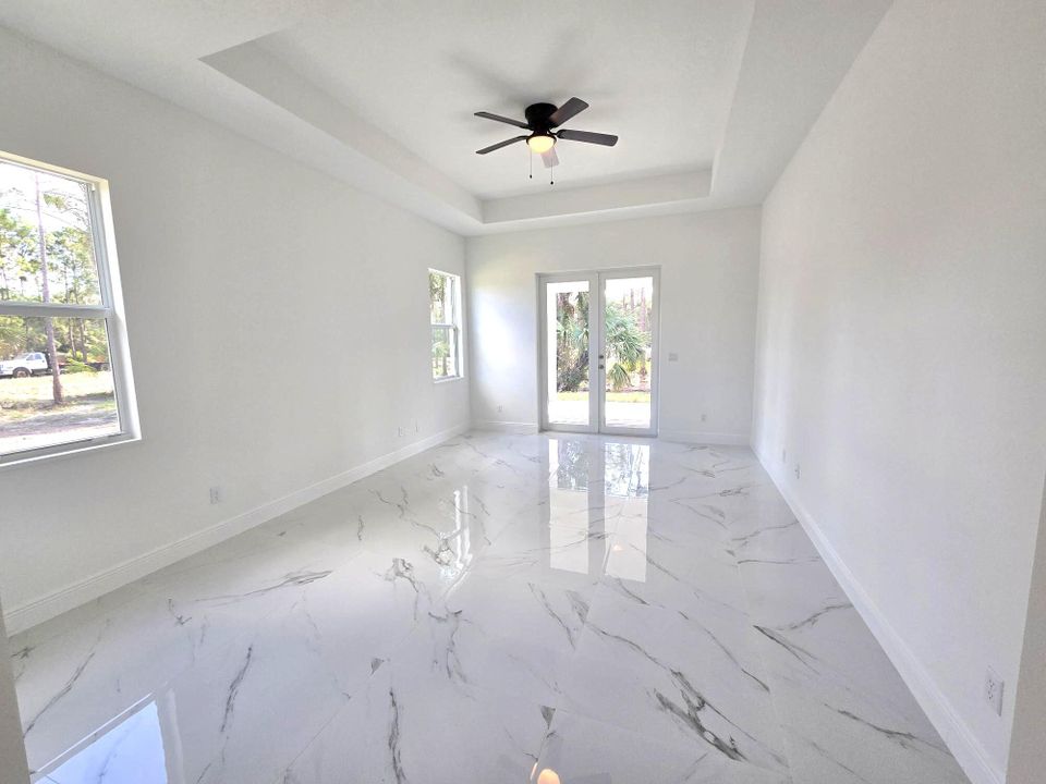 合同活跃: $879,900 (5 贝兹, 3 浴室, 2714 平方英尺)