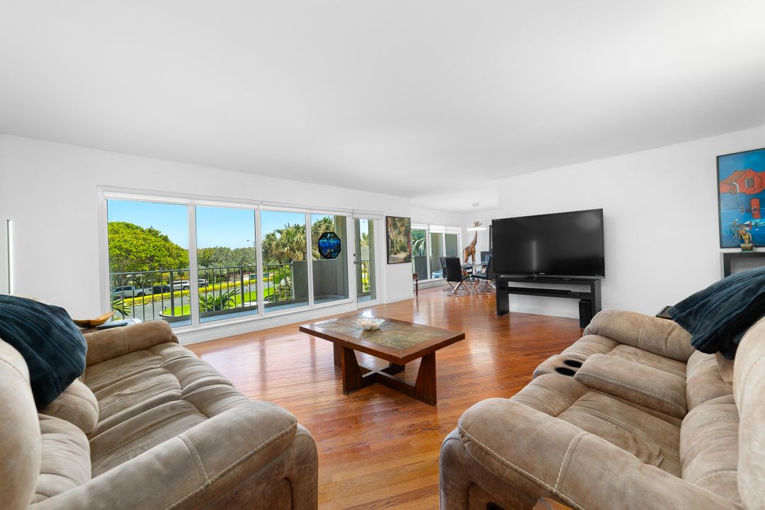 For Sale: $695,000 (2 beds, 2 baths, 1915 Square Feet)