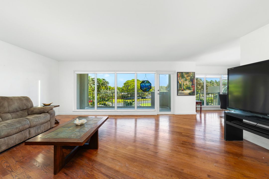 For Sale: $695,000 (2 beds, 2 baths, 1915 Square Feet)