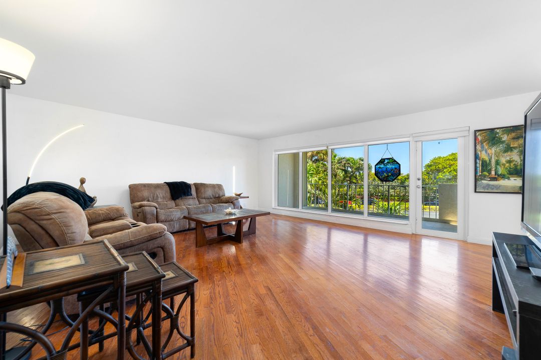 For Sale: $695,000 (2 beds, 2 baths, 1915 Square Feet)