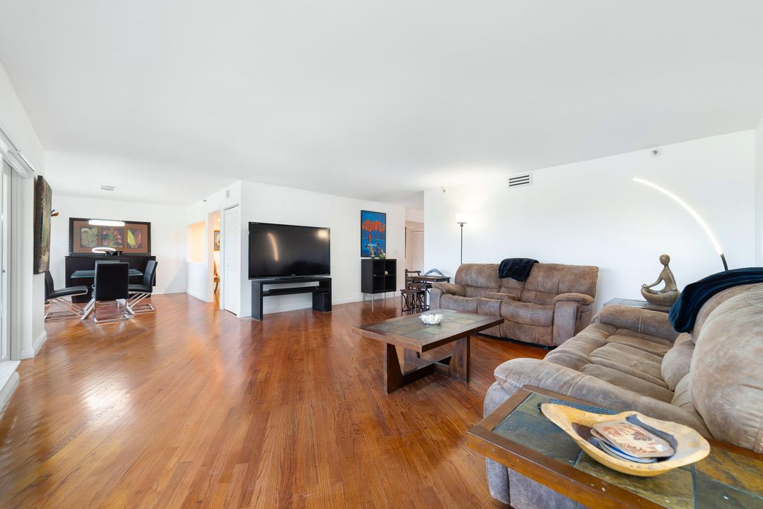For Sale: $695,000 (2 beds, 2 baths, 1915 Square Feet)