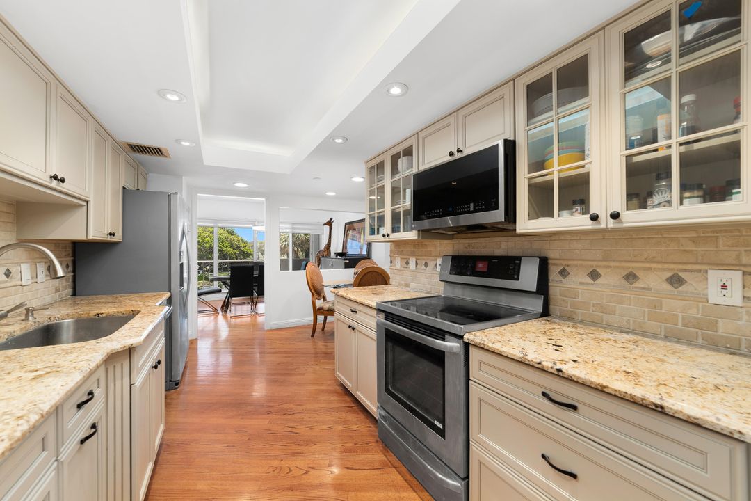 For Sale: $695,000 (2 beds, 2 baths, 1915 Square Feet)