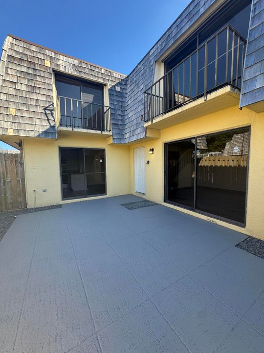 合同活跃: $2,250 (2 贝兹, 2 浴室, 1232 平方英尺)