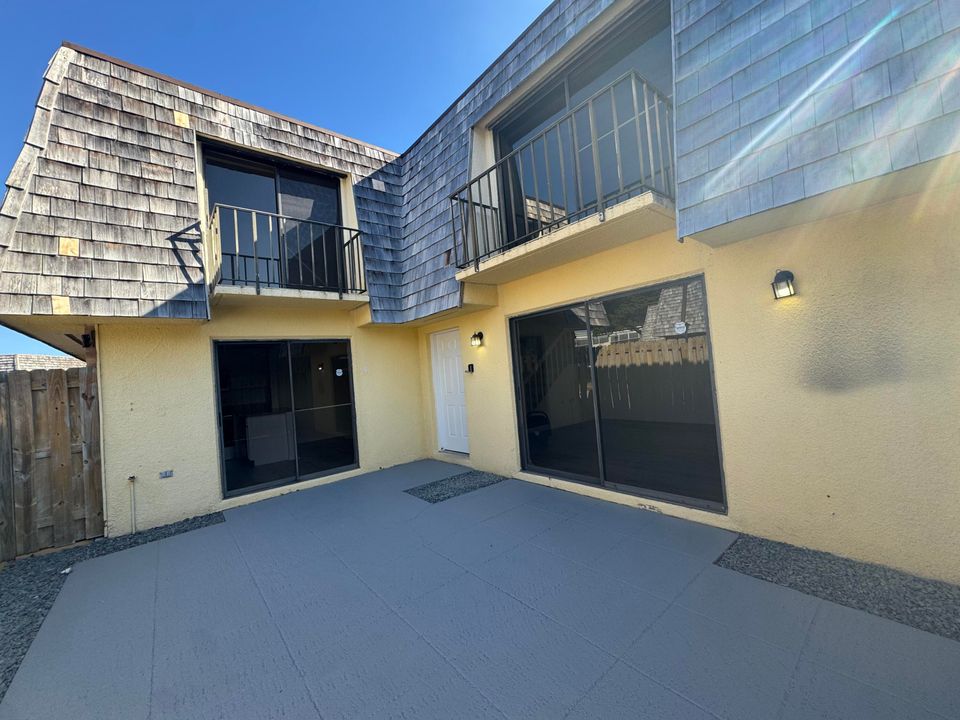 合同活跃: $2,250 (2 贝兹, 2 浴室, 1232 平方英尺)