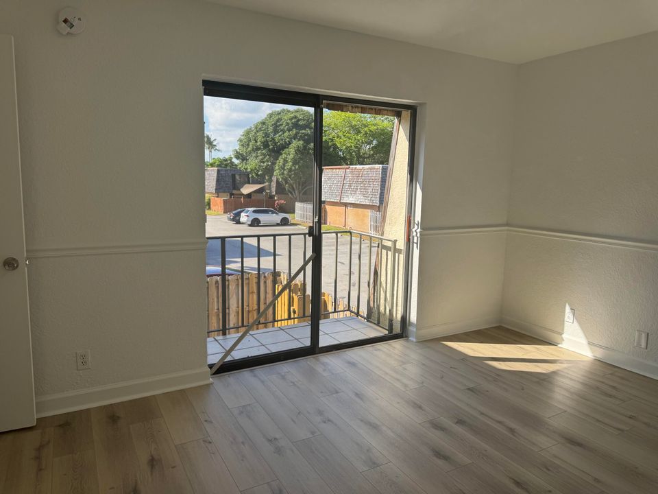 合同活跃: $2,250 (2 贝兹, 2 浴室, 1232 平方英尺)