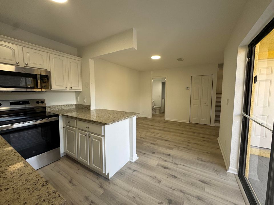 合同活跃: $2,250 (2 贝兹, 2 浴室, 1232 平方英尺)