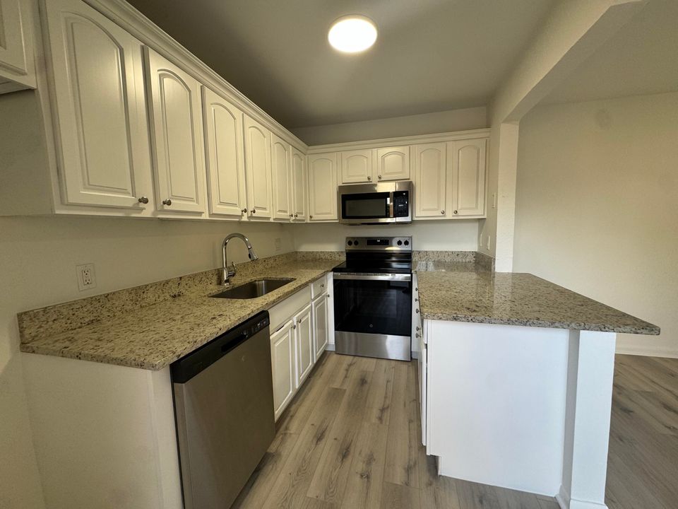 合同活跃: $2,250 (2 贝兹, 2 浴室, 1232 平方英尺)