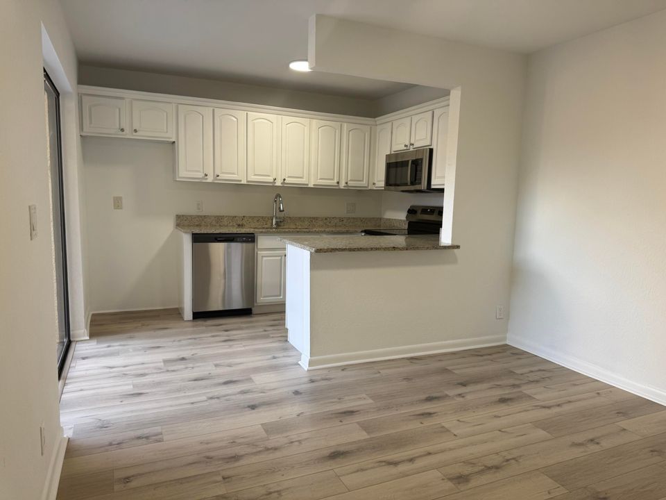 合同活跃: $2,250 (2 贝兹, 2 浴室, 1232 平方英尺)