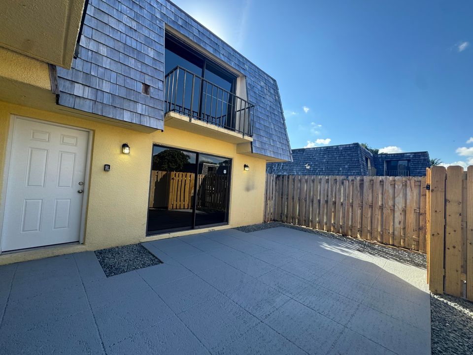 合同活跃: $2,250 (2 贝兹, 2 浴室, 1232 平方英尺)