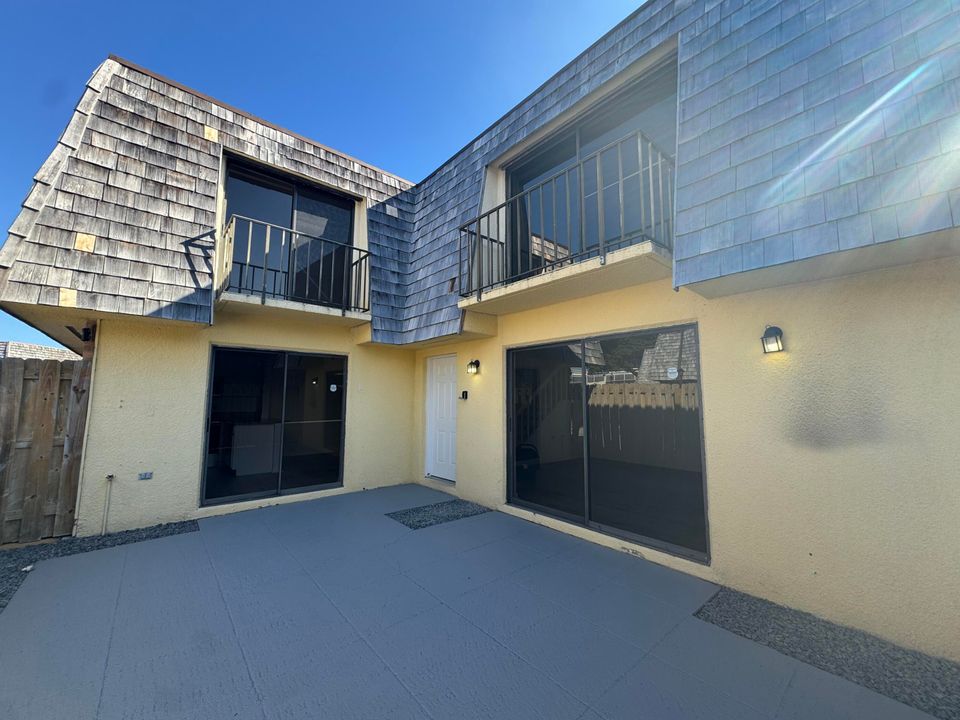 合同活跃: $2,250 (2 贝兹, 2 浴室, 1232 平方英尺)