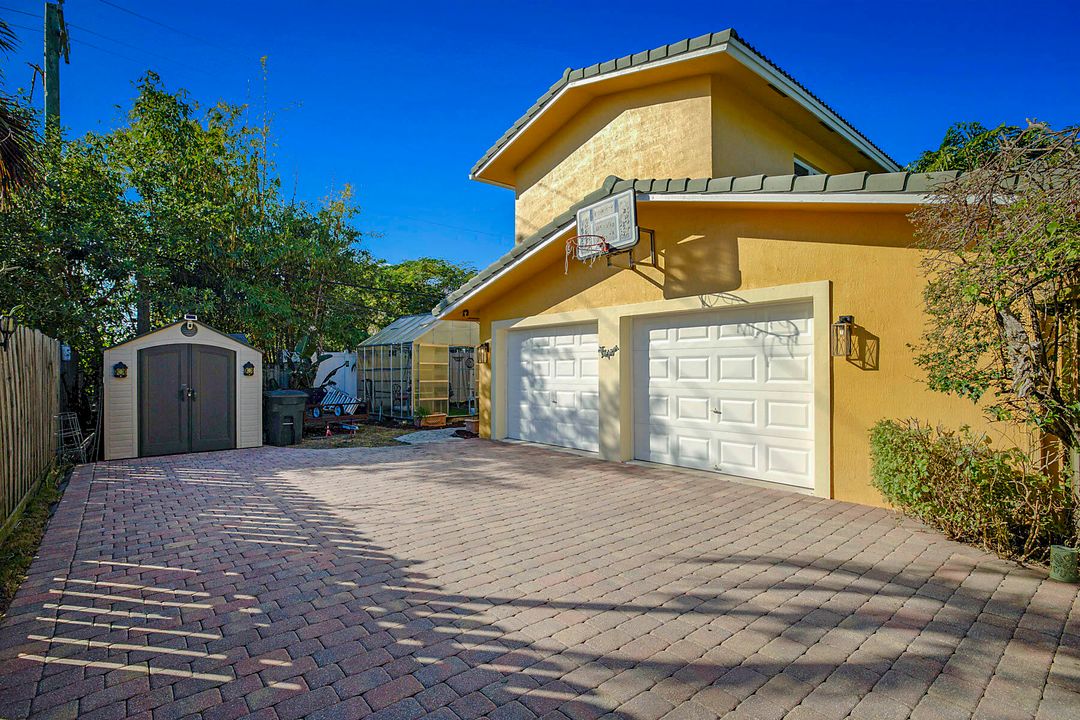 For Sale: $1,625,000 (4 beds, 4 baths, 2570 Square Feet)